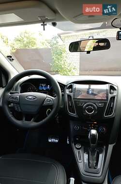 Хэтчбек Ford Focus 2015 в 