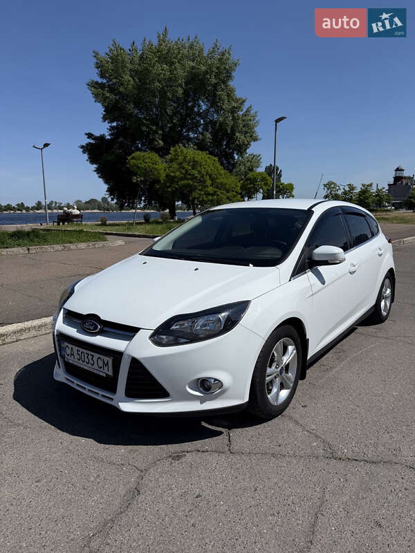 Хэтчбек Ford Focus 2012 в 
