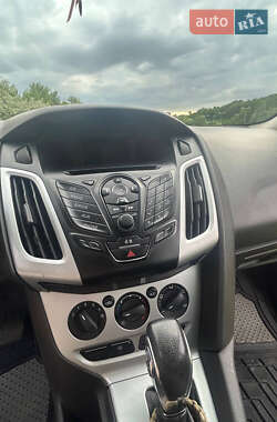 Хэтчбек Ford Focus 2012 в 