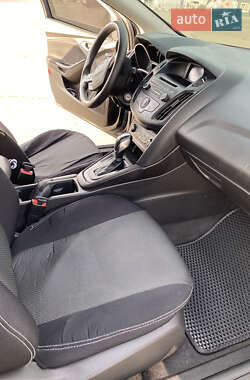 Хэтчбек Ford Focus 2015 в 