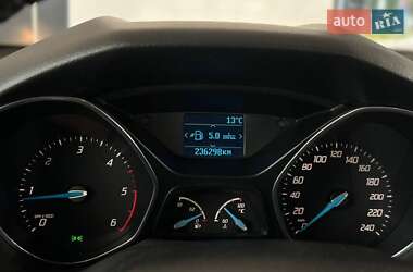 Хэтчбек Ford Focus 2011 в 