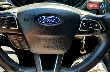 Хэтчбек Ford Focus 2015 в 