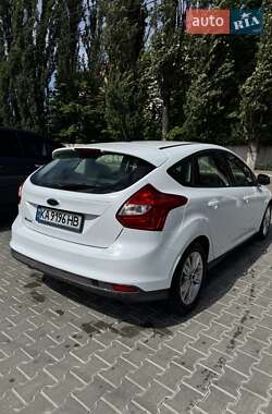 Хэтчбек Ford Focus 2011 в 