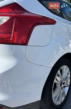 Хэтчбек Ford Focus 2011 в 