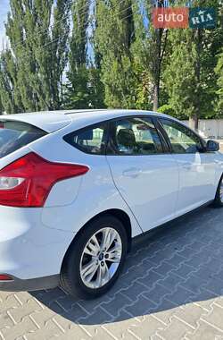 Хэтчбек Ford Focus 2011 в 