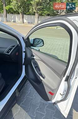 Хэтчбек Ford Focus 2011 в 