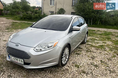 Хэтчбек Ford Focus 2011 в 