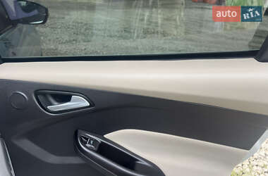Хэтчбек Ford Focus 2011 в 
