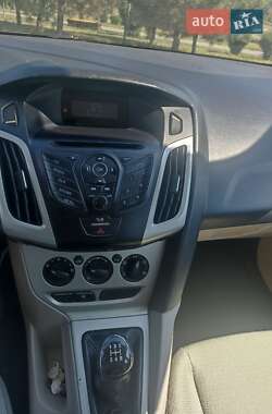 Хэтчбек Ford Focus 2011 в 
