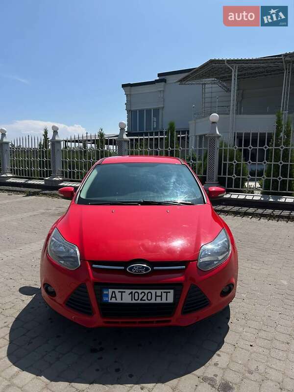 Хэтчбек Ford Focus 2012 в 