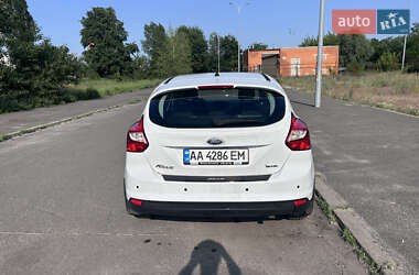 Хэтчбек Ford Focus 2011 в 