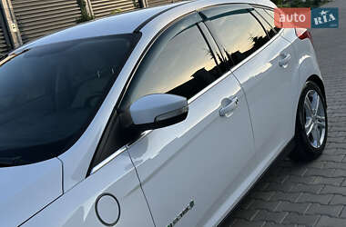 Хэтчбек Ford Focus 2012 в 