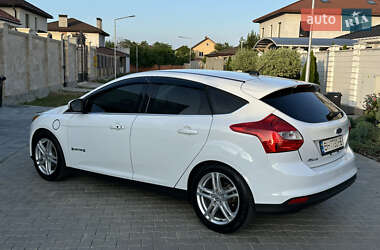 Хэтчбек Ford Focus 2012 в 