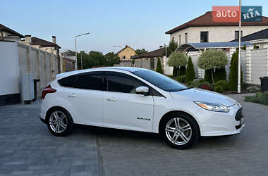 Хэтчбек Ford Focus 2012 в 