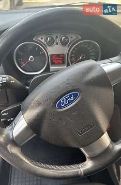 Хэтчбек Ford Focus 2010 в 