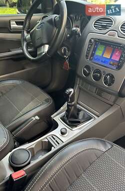 Хэтчбек Ford Focus 2010 в 