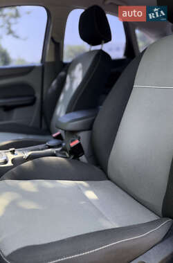Хэтчбек Ford Focus 2011 в 