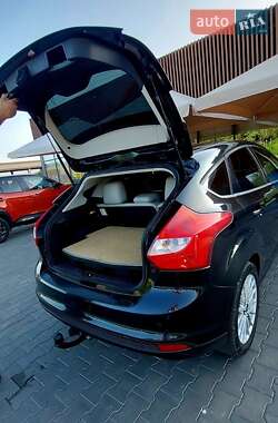 Хэтчбек Ford Focus 2012 в 