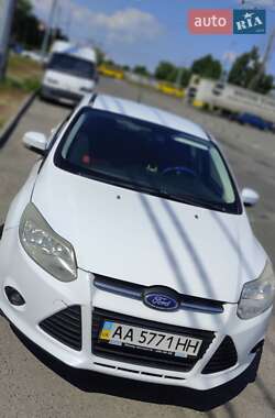 Хэтчбек Ford Focus 2012 в 
