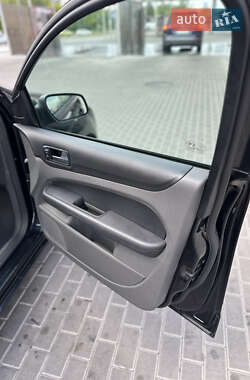 Хэтчбек Ford Focus 2005 в 