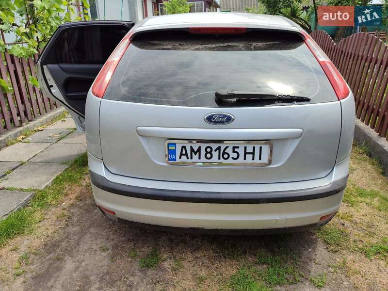Хэтчбек Ford Focus 2005 в Чуднове