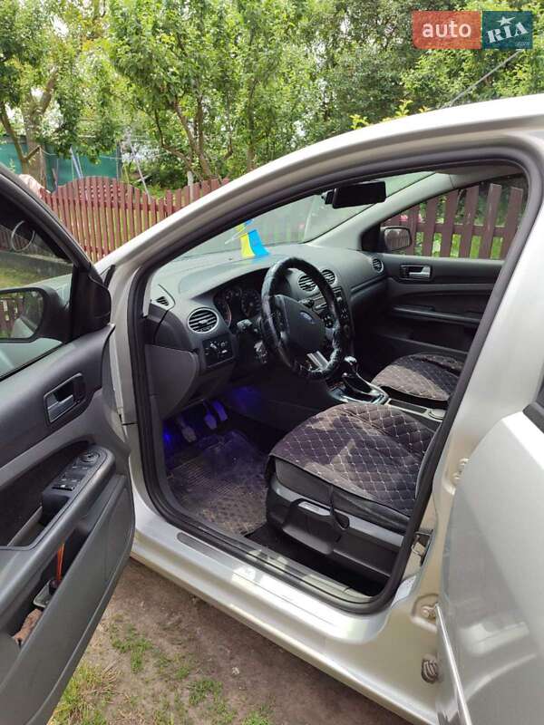 Хэтчбек Ford Focus 2005 в Чуднове