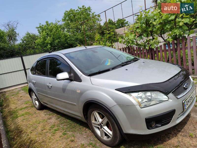 Хэтчбек Ford Focus 2005 в Чуднове