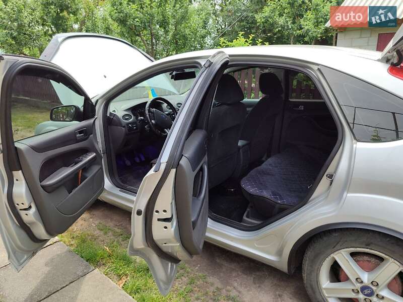 Хэтчбек Ford Focus 2005 в Чуднове