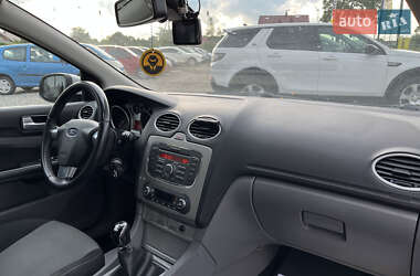 Хэтчбек Ford Focus 2011 в 