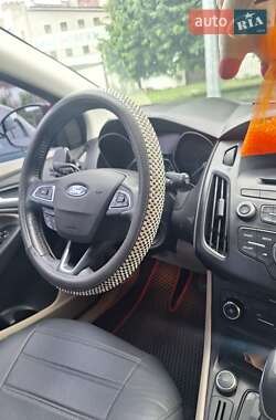 Хэтчбек Ford Focus 2015 в 