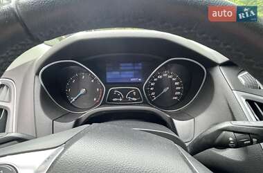 Хэтчбек Ford Focus 2012 в 