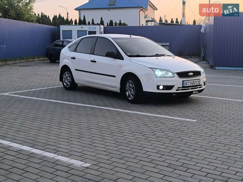 Хэтчбек Ford Focus 2005 в 