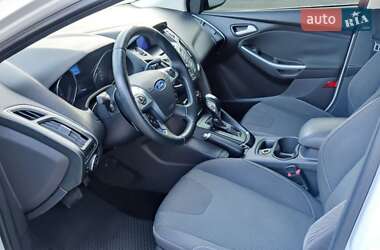 Хэтчбек Ford Focus 2012 в 