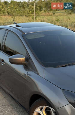 Хэтчбек Ford Focus 2011 в 