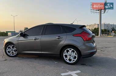 Хэтчбек Ford Focus 2011 в 