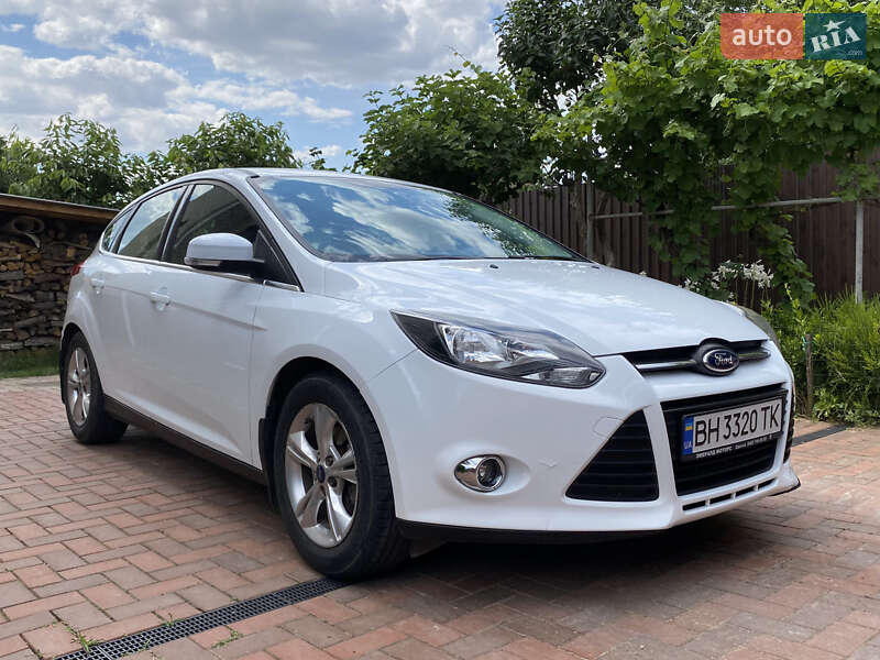 Хэтчбек Ford Focus 2012 в 