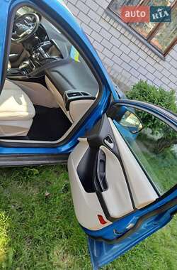 Хэтчбек Ford Focus 2012 в 