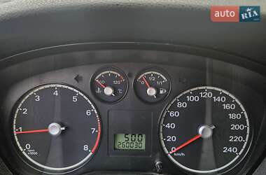 Хэтчбек Ford Focus 2005 в 