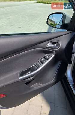 Хэтчбек Ford Focus 2011 в 