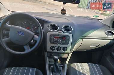 Хэтчбек Ford Focus 2011 в 