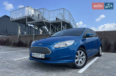 Хэтчбек Ford Focus 2012 в 