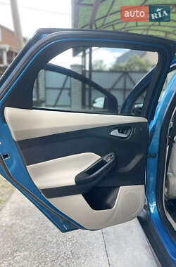 Хэтчбек Ford Focus 2012 в 