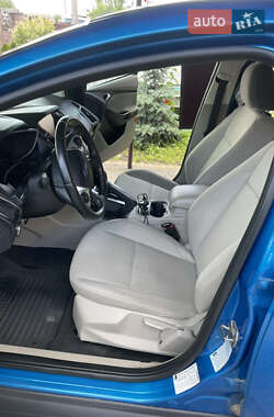 Хэтчбек Ford Focus 2012 в 