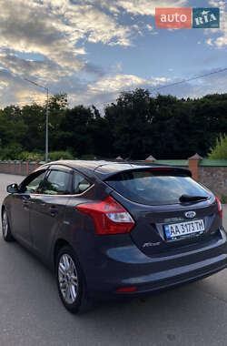 Хэтчбек Ford Focus 2012 в 