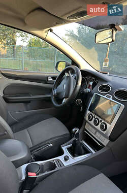 Хэтчбек Ford Focus 2011 в 
