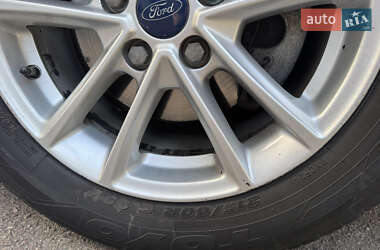 Хэтчбек Ford Focus 2015 в 