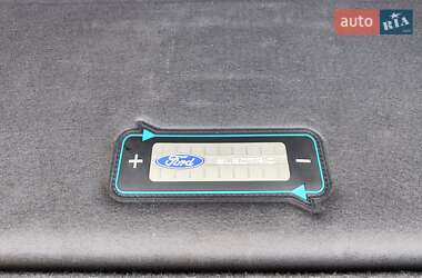 Хэтчбек Ford Focus 2012 в 