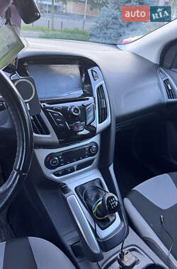 Хэтчбек Ford Focus 2011 в 