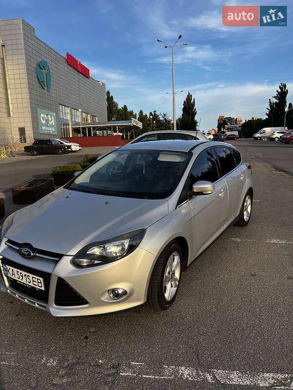 Хэтчбек Ford Focus 2012 в 