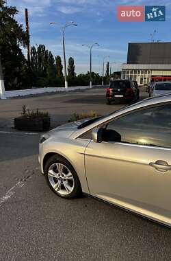 Хэтчбек Ford Focus 2012 в 
